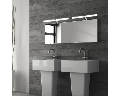 Modernt badrum med dubbla handfat, spegel och belysning