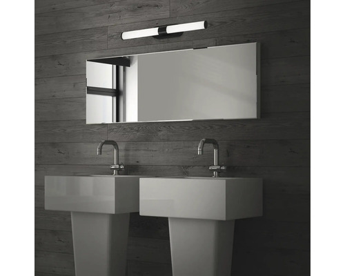 Badrum med dubbla handfat, spegel och belysning