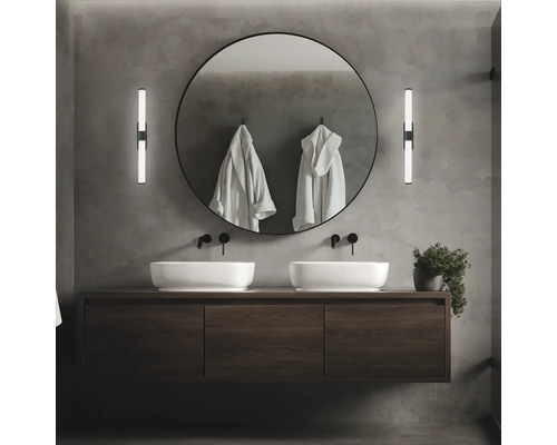 Modernt badrum med dubbla handfat, spegel, tvättställsskåp och belysning