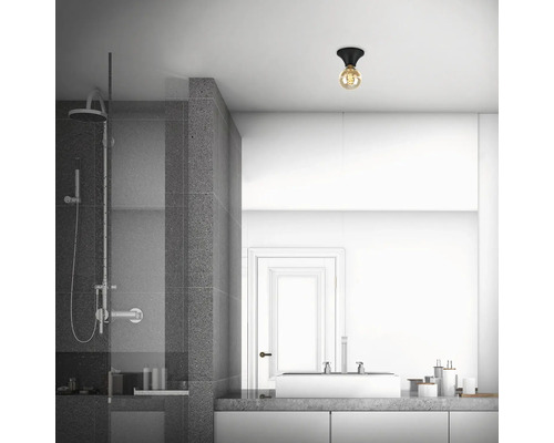 Modernt badrum med dusch, handfat och taklampa