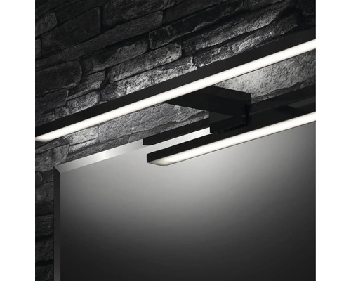 Badrum med spegel och LED-lampa