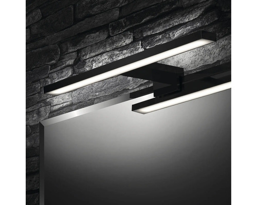 Badrum med spegel och LED-monterad lampa