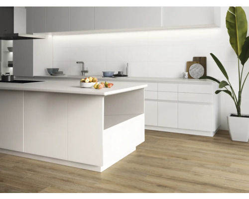 Ljust kök med köksö, vita skåp och trägolv