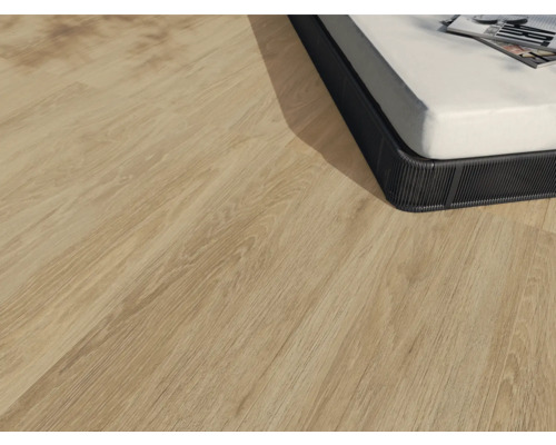 Närbild av ett rum med ett ljust trägolv