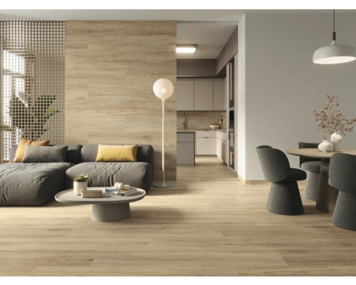 Vardagsrum med golvplattor i träimitation, soffa, bord och matplats.