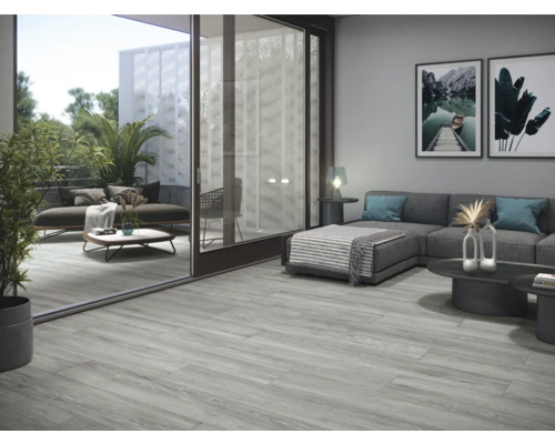 Vardagsrum med grå golvplattor i träoptik och tillgång till balkongen