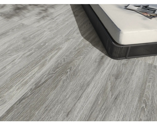 Ljust trägolv bredvid en möbel