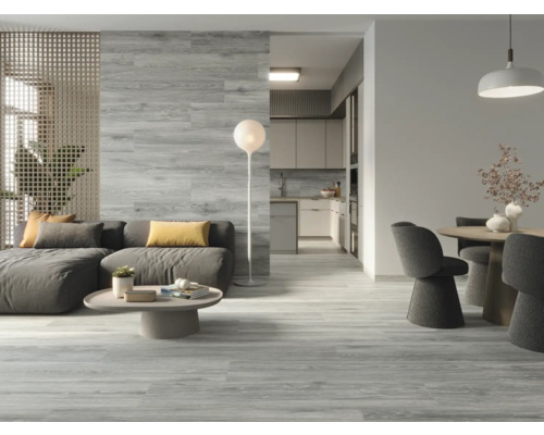 Vardagsrum med soffa, matbord och golv i trälook