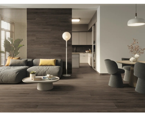 Vardagsrum med soffa, bord, stol och trägolv