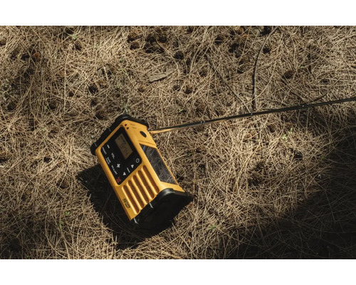 Gul nödradio med utdragbar antenn på marken.