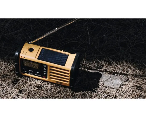 Soldriven nödradio med antenn