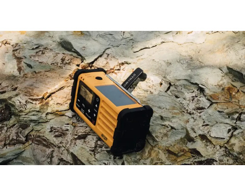 Gul vevradio med solpanel på stengrund