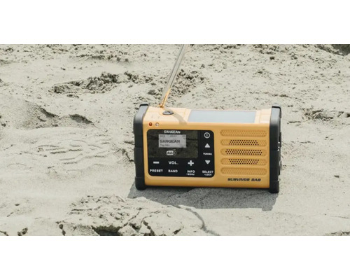 Sangean Survivor DAB byggnadsradio på sand
