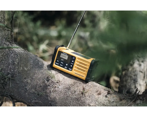 Sangean Survivor 64B byggnadsradio med antenn på en trädstam