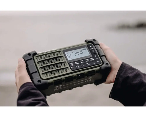 Sangean byggnadsradio med digital display hålls i händer