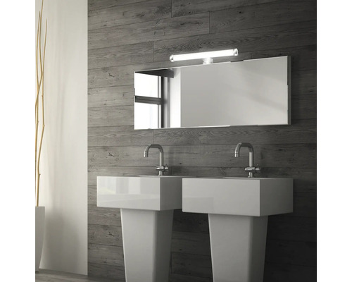 Badrum med dubbla handfat, spegel och belysning