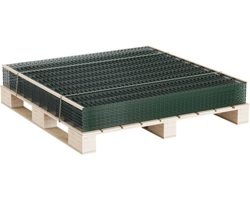 Stapel med gröna stängselelement på en träpall