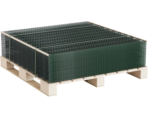 Stapel med nätmattor på en pall för stängselkonstruktion