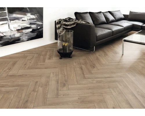 Vardagsrum med fiskbensparkett och lädersoffa