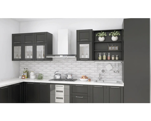 Köksvy med inbyggda skåp, köksfläkt, diskho och köksredskap.