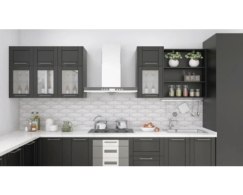 Modernt kök med grå skåp, bänkskiva och fläkt