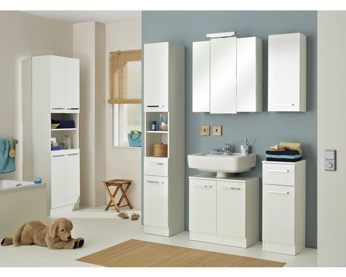 Badrum med vita badrumsmöbler, handfat, spegelskåp och handdukar.