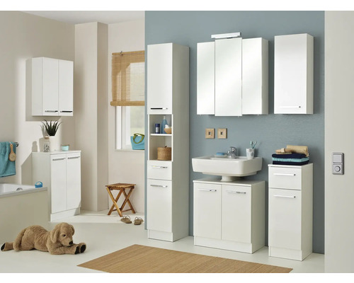 Badrum med vita badrumsmöbler, tvättställ, spegelskåp och högskåp