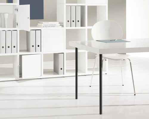 Kontor med hyllsystem, skrivbord och stol
