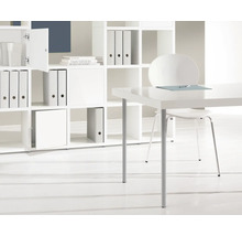 Ljust kontor med vitt skrivbord, stol och hylla