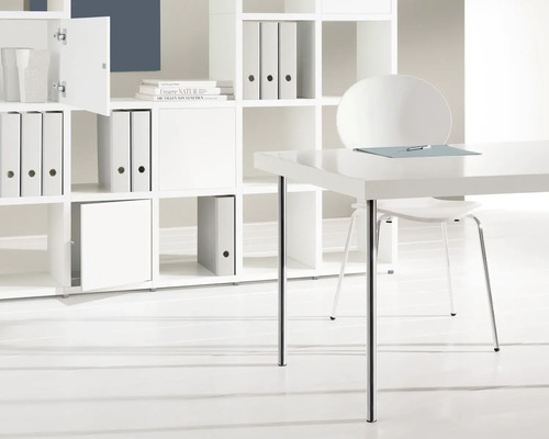 Kontorsscen med hylla, mappar, skrivbord och stol