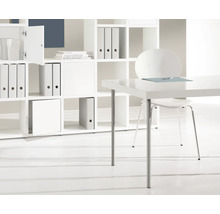 Ljust kontor med skrivbord, stol och hyllsystem