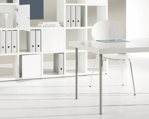 Ljust kontor med skrivbord, stol och hyllsystem