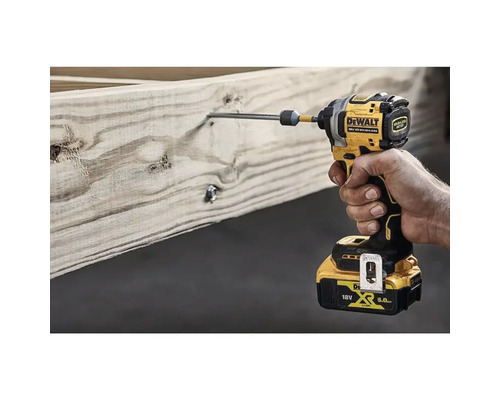 Slagskruvdragare från DeWalt används för att skruva in en skruv i trä.