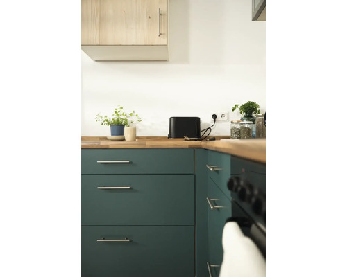 Köksscen med diskho, bänkskiva, skåp och apparater