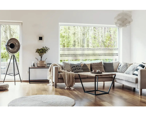 Vardagsrum med soffa, soffbord och golvlampa