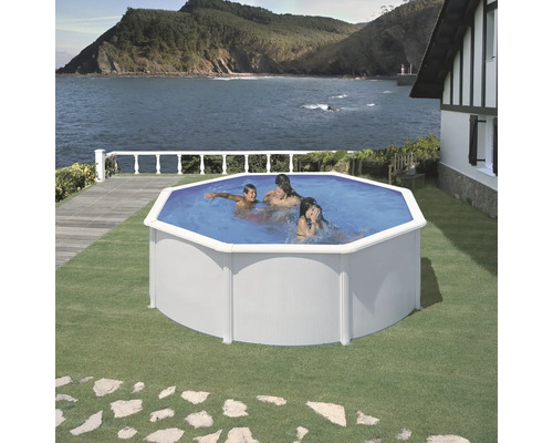 Åttkantig pool med familj i trädgården