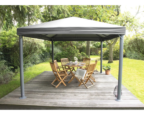 Trädgårdsscen med lusthus, trädgårdsbord och stolar på en träaltan