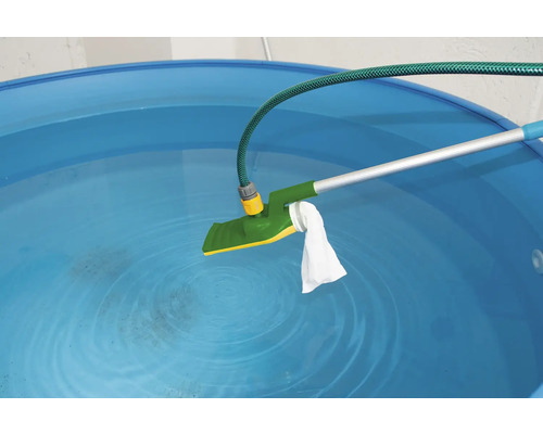 Dammsugare med slang och teleskopstång i bruk i en blå damm