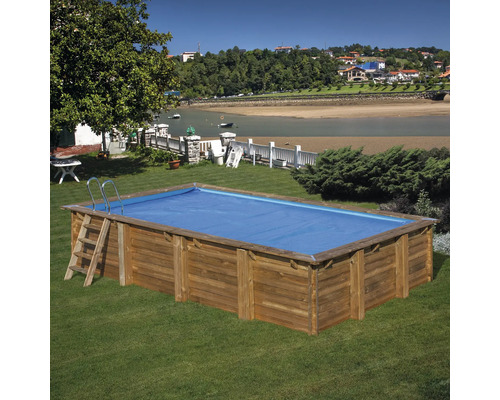 Träpool med skydd och stege i trädgården