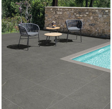 Terrass med golvplattor, sittplatser och pool