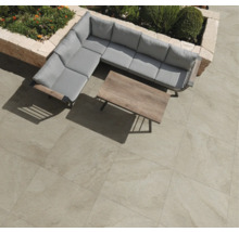 Trädgårdsloungegrupp med bord och golvplattor utomhus