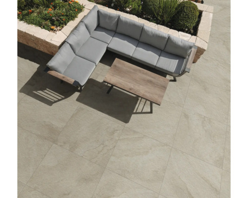 Trädgårdsloungegrupp med bord och golvplattor utomhus