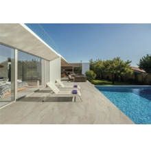 Uteplats med pool, solstolar och klinkergolv