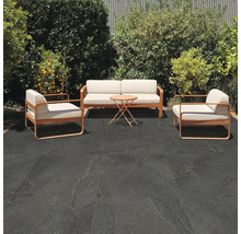 Uteplats med sittgrupp och mörka golvplattor utomhus.