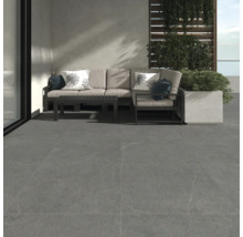 Grå terrassplattor på en terrass med trädgårdsmöbler