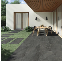 Terrass med golvplattor, trädgårdsbord och trädgårdsstolar