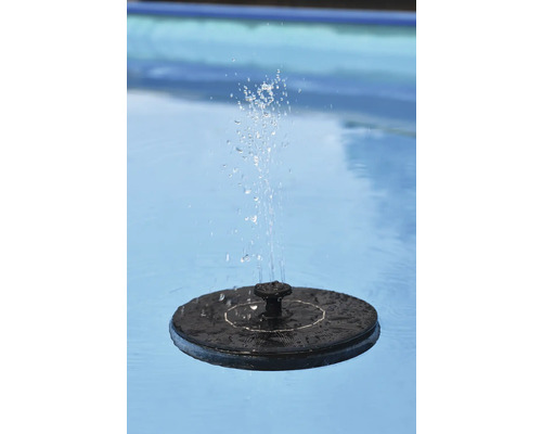 Soldriven fontän i vatten