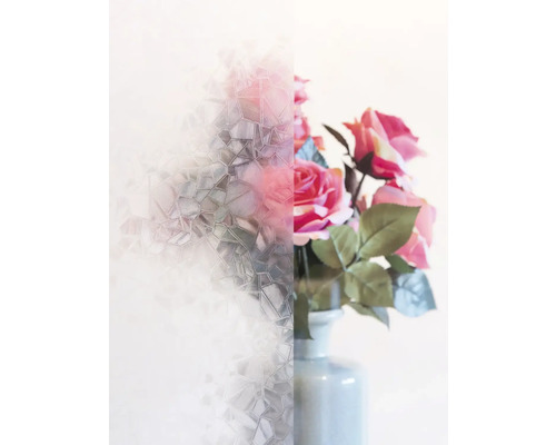 Fönsterfilm med glasmönster och blommor i en vas bakom