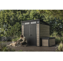 Trädgårdsscen med redskapsbod och förvaringslåda, man klappar hund