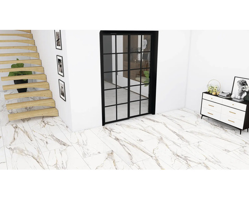 Ljust rum med trappa, skjutdörr och byrå